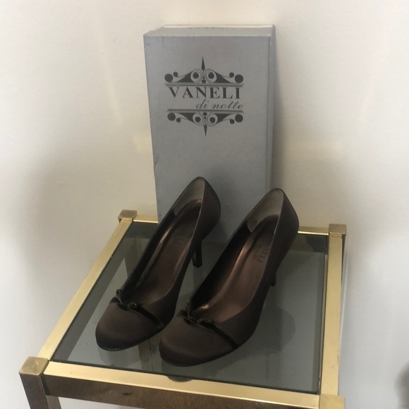 Vaneli  womens brown bow kitten heel satin pump size 7.5 with box - Picture 1 of 10